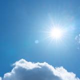 Blauer Himmel mit Sonne