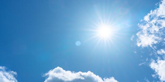 Blauer Himmel mit Sonne