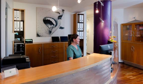 Zahnarzthelferin am Empfang