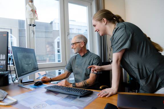 Dr. Ohmsen und Dr. Blankenburg am PC