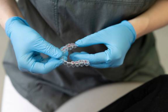 Hände halten Zahnschiene