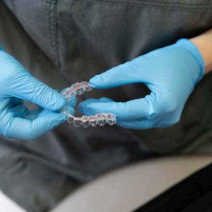 Hände halten Zahnschiene