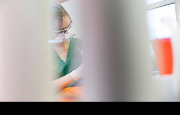 Zahnarzthelferin bei Prophylaxe