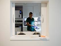 Zahnarzthelferin in Küche der Praxis