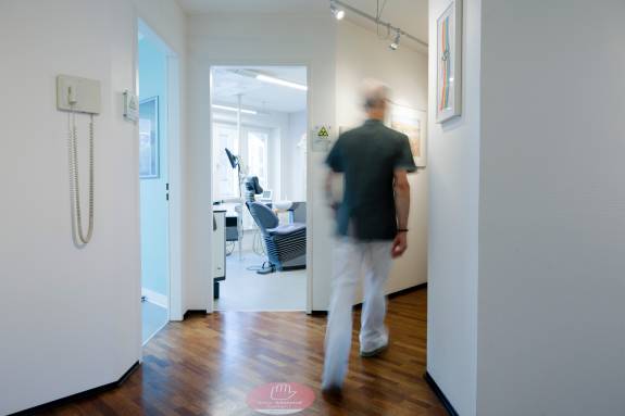 Person läuft durch Praxisräume