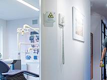 Doktor Ohmsen im Flur der Praxisräume